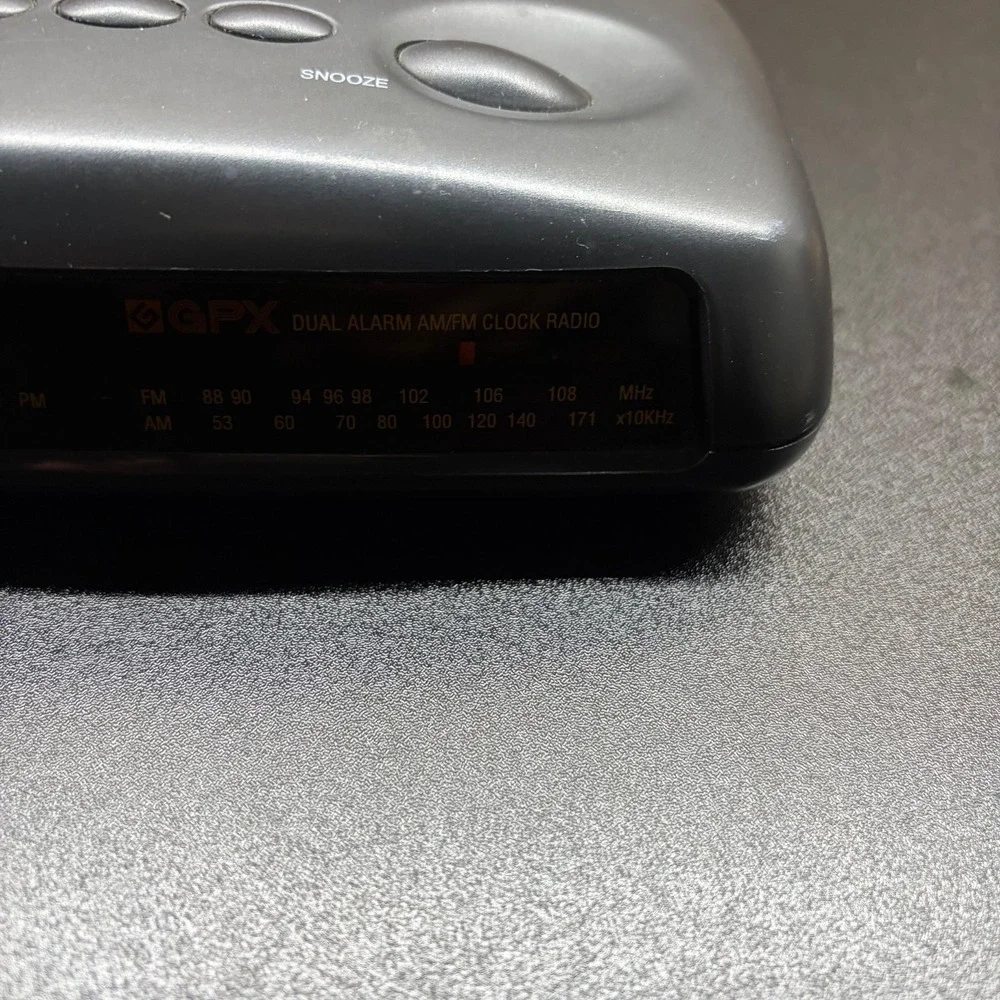 GPX Dual Alarm AM/FM Clock Radio 120v 9v backup for clock Tested and working